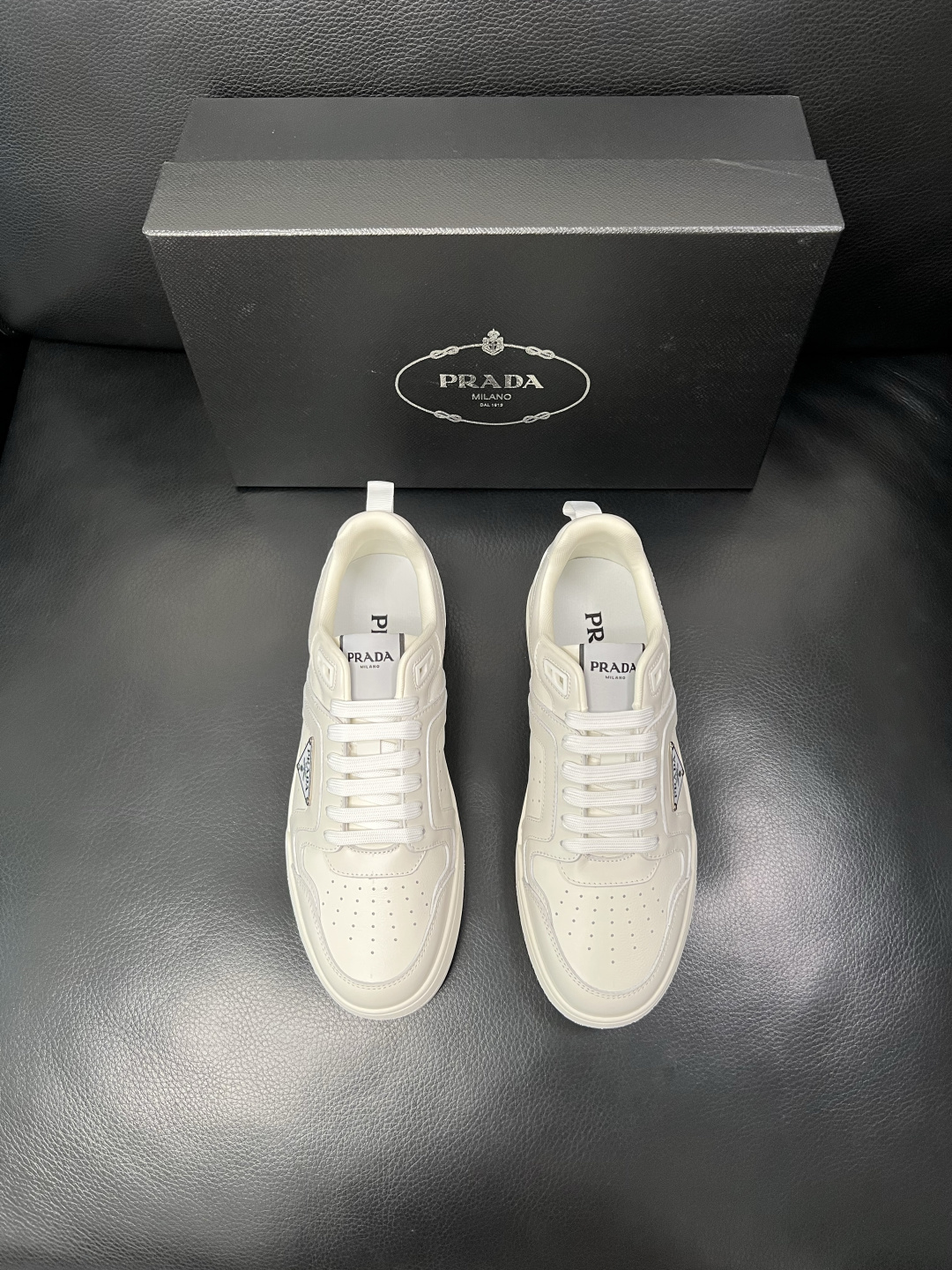 PRADA  高品质  顶级工艺品 普拉达 专柜同步 原厂配置，意大利进口原版牛皮，透气舒适进口水染牛里