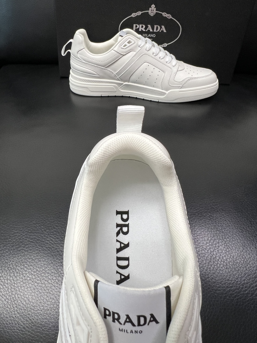 PRADA  高品质  顶级工艺品 普拉达 专柜同步 原厂配置，意大利进口原版牛皮，透气舒适进口水染牛里
