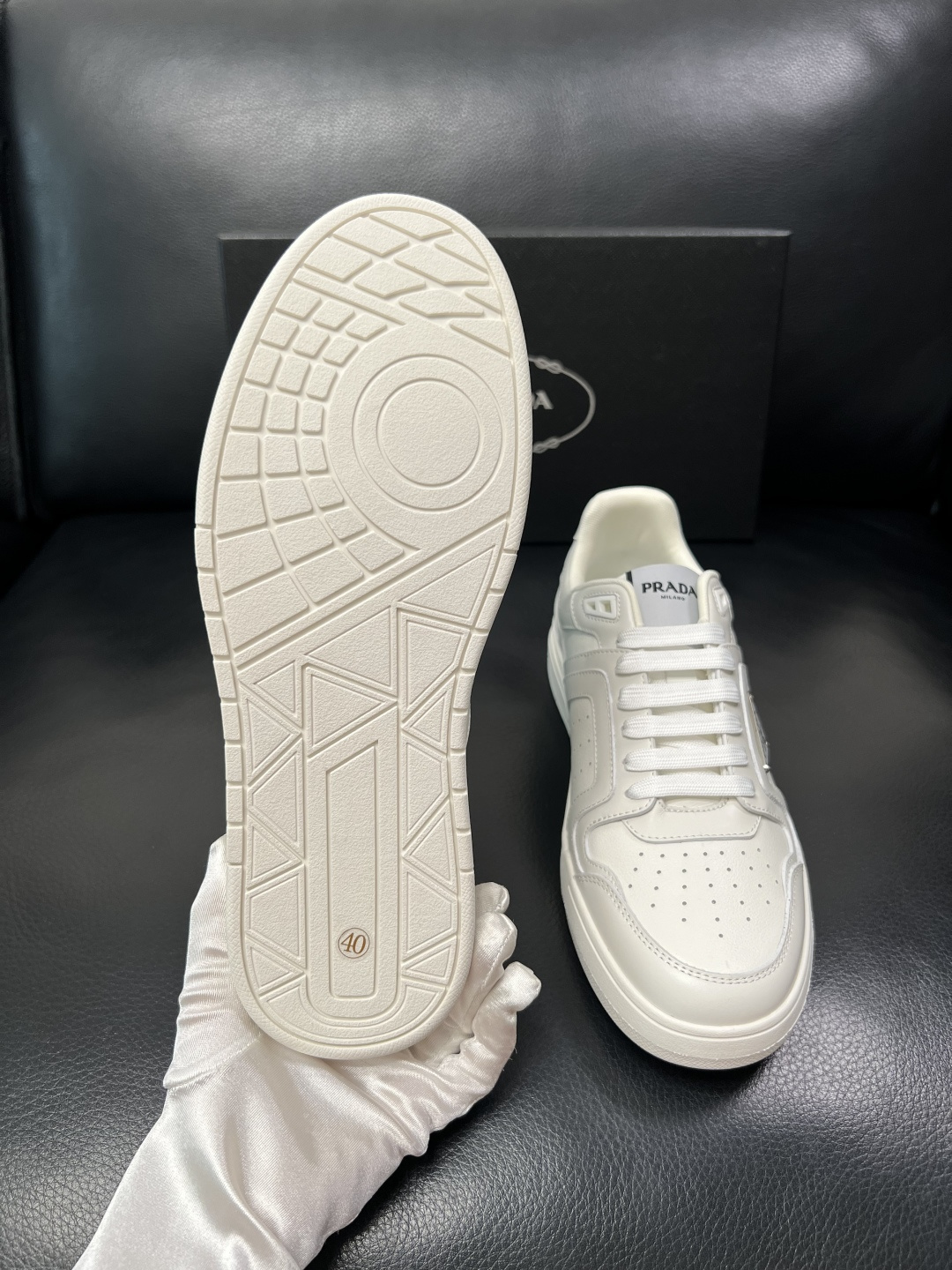 PRADA  高品质  顶级工艺品 普拉达 专柜同步 原厂配置，意大利进口原版牛皮，透气舒适进口水染牛里