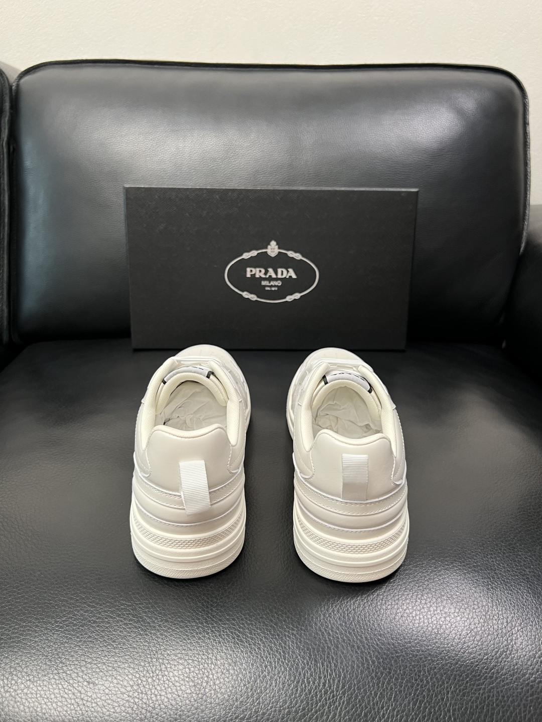 PRADA  高品质  顶级工艺品 普拉达 专柜同步 原厂配置，意大利进口原版牛皮，透气舒适进口水染牛里