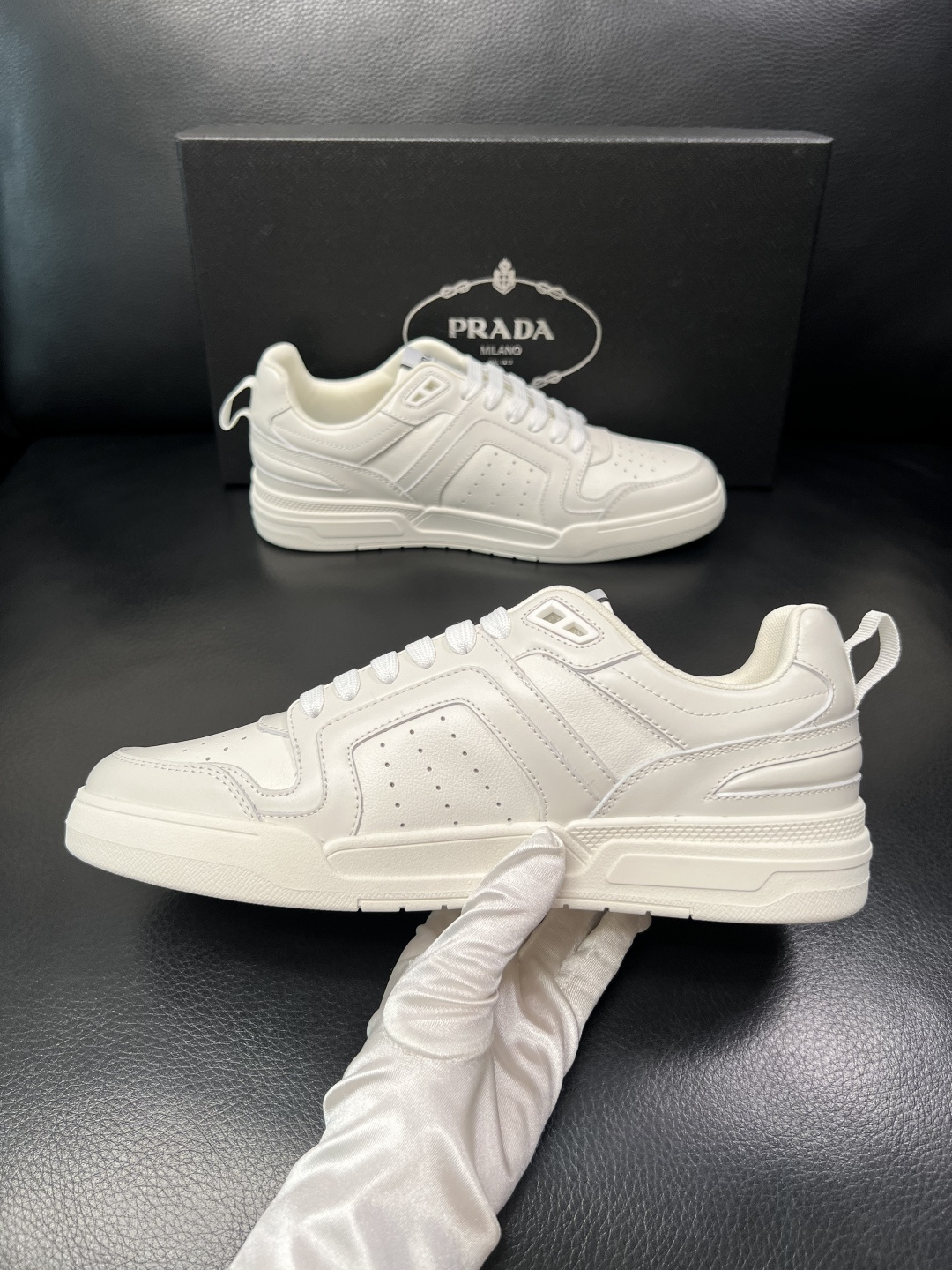 PRADA  高品质  顶级工艺品 普拉达 专柜同步 原厂配置，意大利进口原版牛皮，透气舒适进口水染牛里