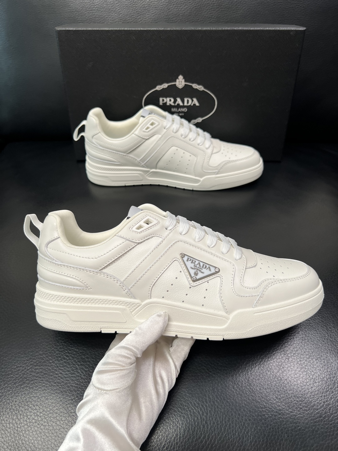 PRADA  高品质  顶级工艺品 普拉达 专柜同步 原厂配置，意大利进口原版牛皮，透气舒适进口水染牛里