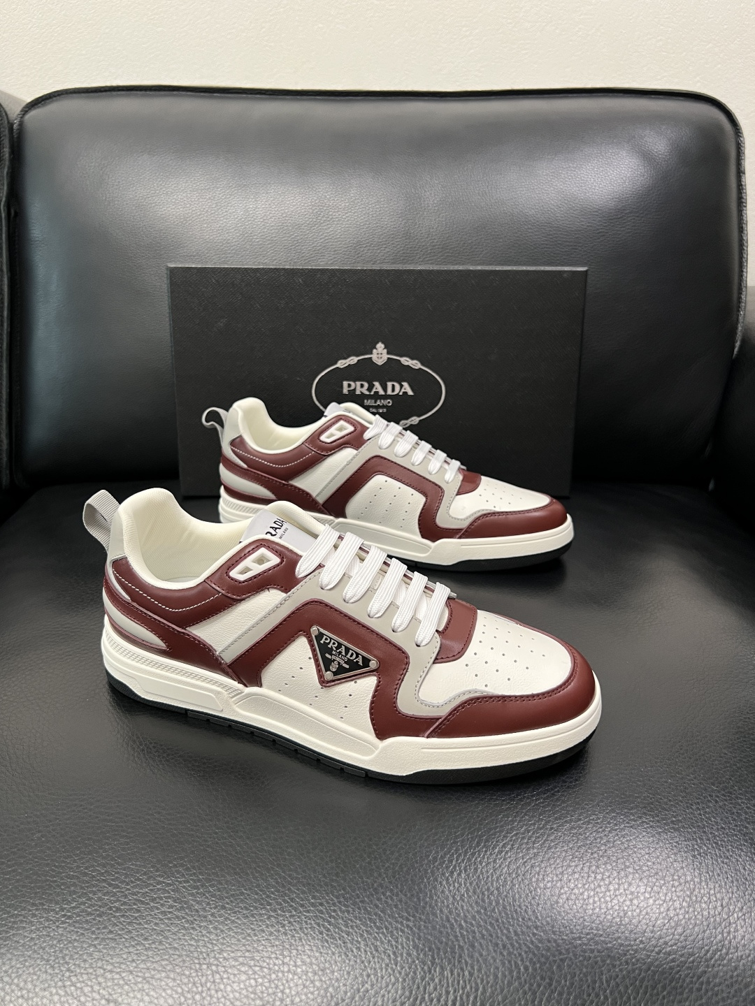 PRADA  高品质  顶级工艺品 普拉达 专柜同步 原厂配置，意大利进口原版牛皮，透气舒适进口水染牛里