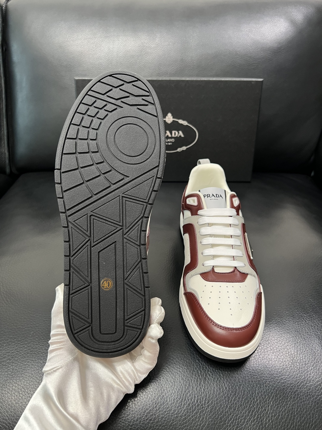 PRADA  高品质  顶级工艺品 普拉达 专柜同步 原厂配置，意大利进口原版牛皮，透气舒适进口水染牛里