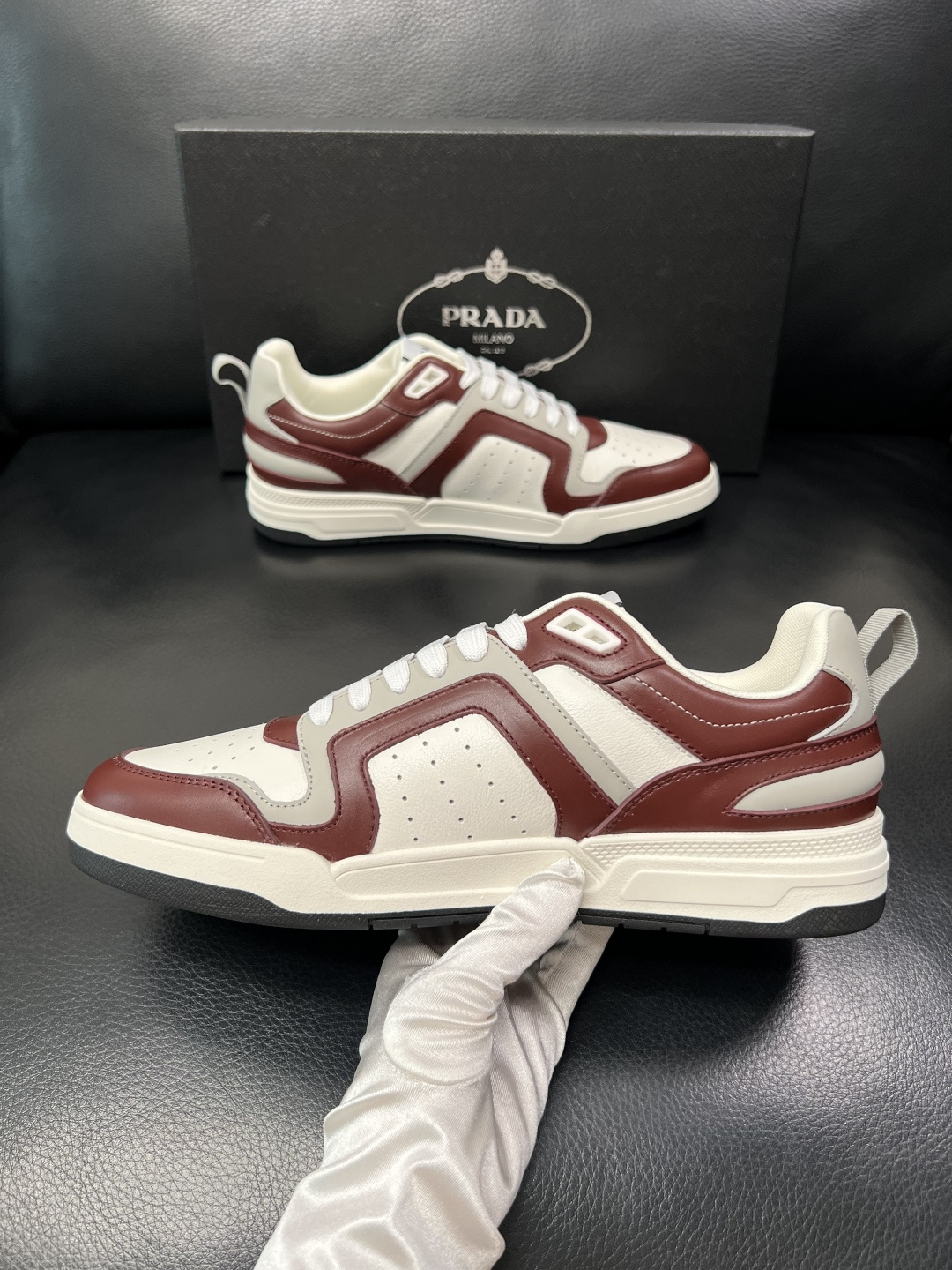 PRADA  高品质  顶级工艺品 普拉达 专柜同步 原厂配置，意大利进口原版牛皮，透气舒适进口水染牛里