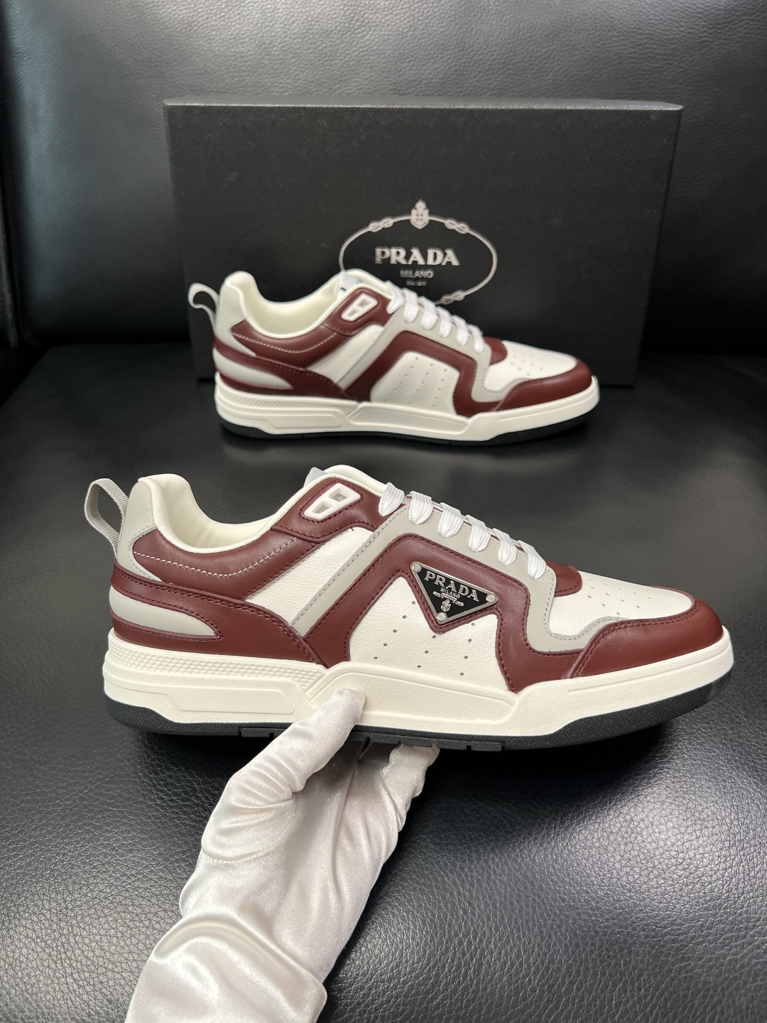 PRADA  高品质  顶级工艺品 普拉达 专柜同步 原厂配置，意大利进口原版牛皮，透气舒适进口水染牛里