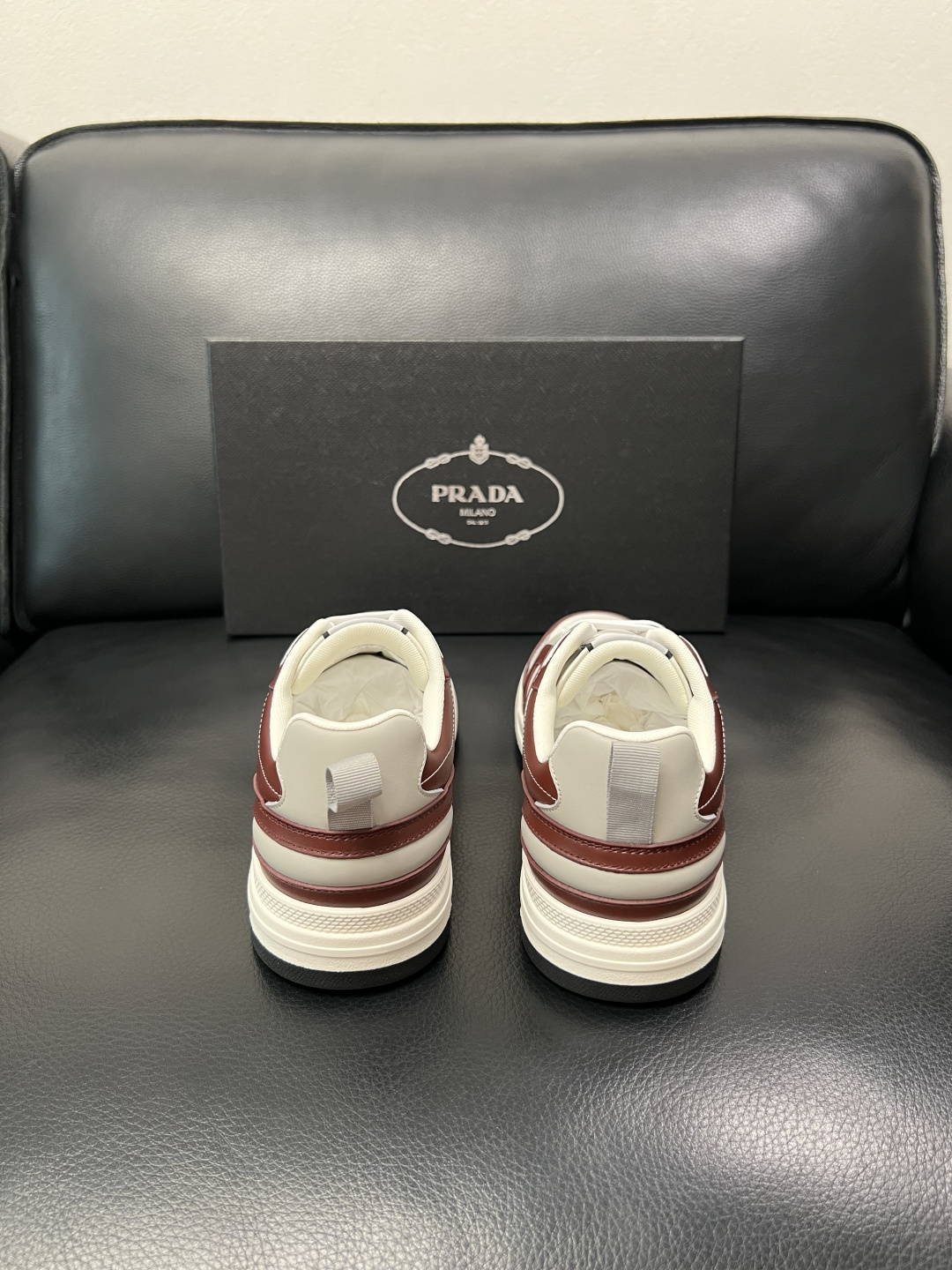 PRADA  高品质  顶级工艺品 普拉达 专柜同步 原厂配置，意大利进口原版牛皮，透气舒适进口水染牛里