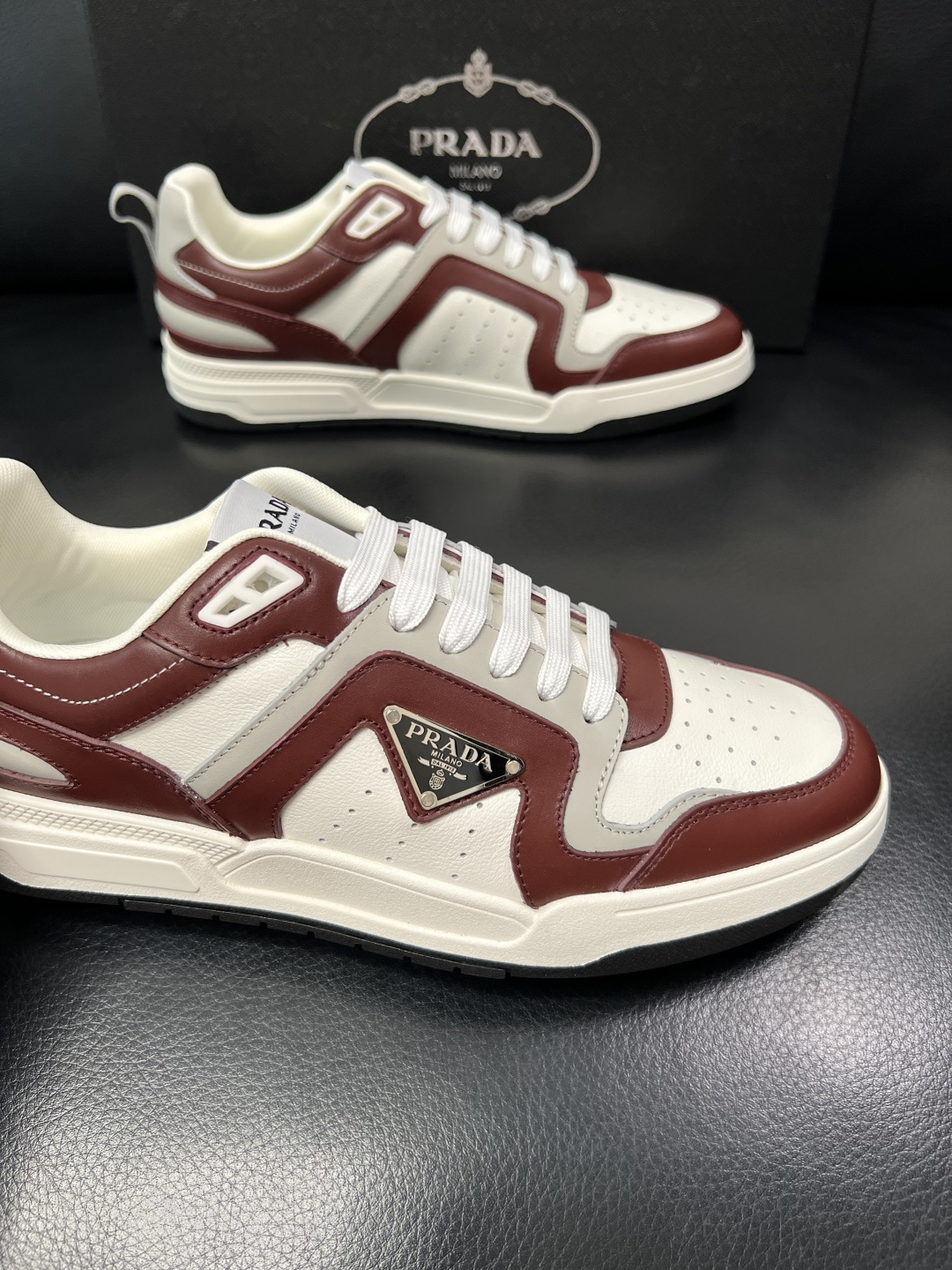PRADA  高品质  顶级工艺品 普拉达 专柜同步 原厂配置，意大利进口原版牛皮，透气舒适进口水染牛里