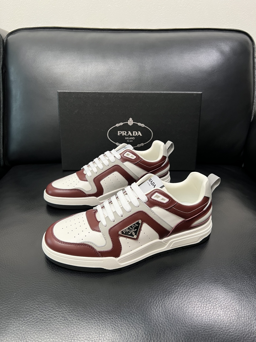 PRADA  高品质  顶级工艺品 普拉达 专柜同步 原厂配置，意大利进口原版牛皮，透气舒适进口水染牛里