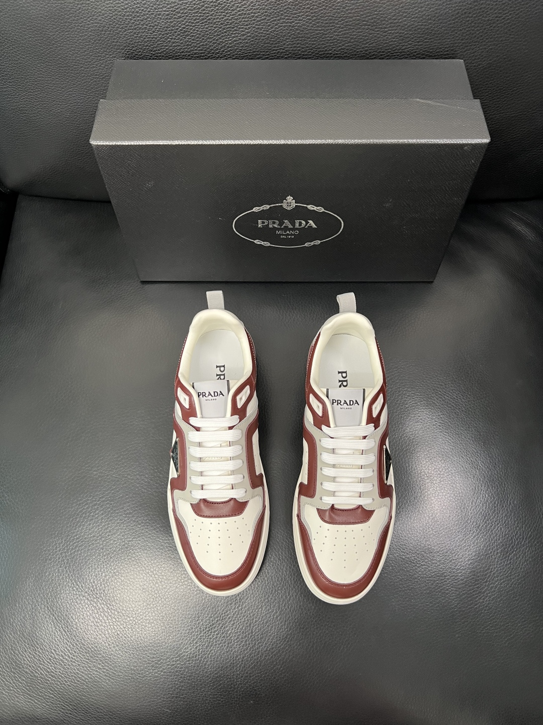 PRADA  高品质  顶级工艺品 普拉达 专柜同步 原厂配置，意大利进口原版牛皮，透气舒适进口水染牛里