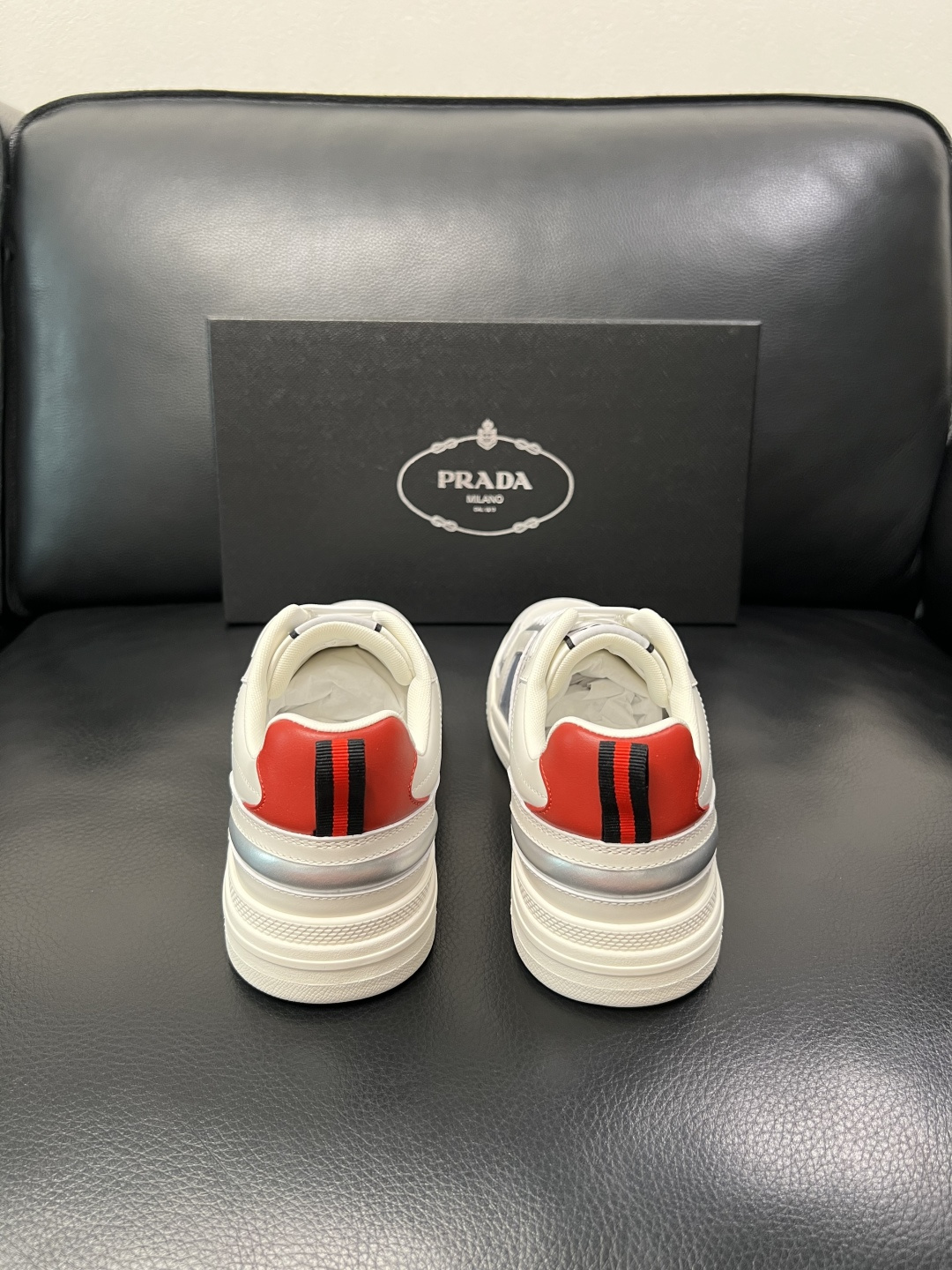 PRADA  高品质  顶级工艺品 普拉达 专柜同步 原厂配置，意大利进口原版牛皮，透气舒适进口水染牛里