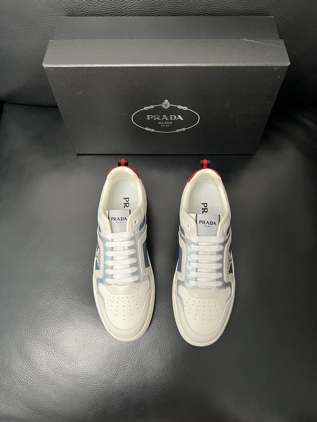 PRADA  高品质  顶级工艺品 普拉达 专柜同步 原厂配置，意大利进口原版牛皮，透气舒适进口水染牛里