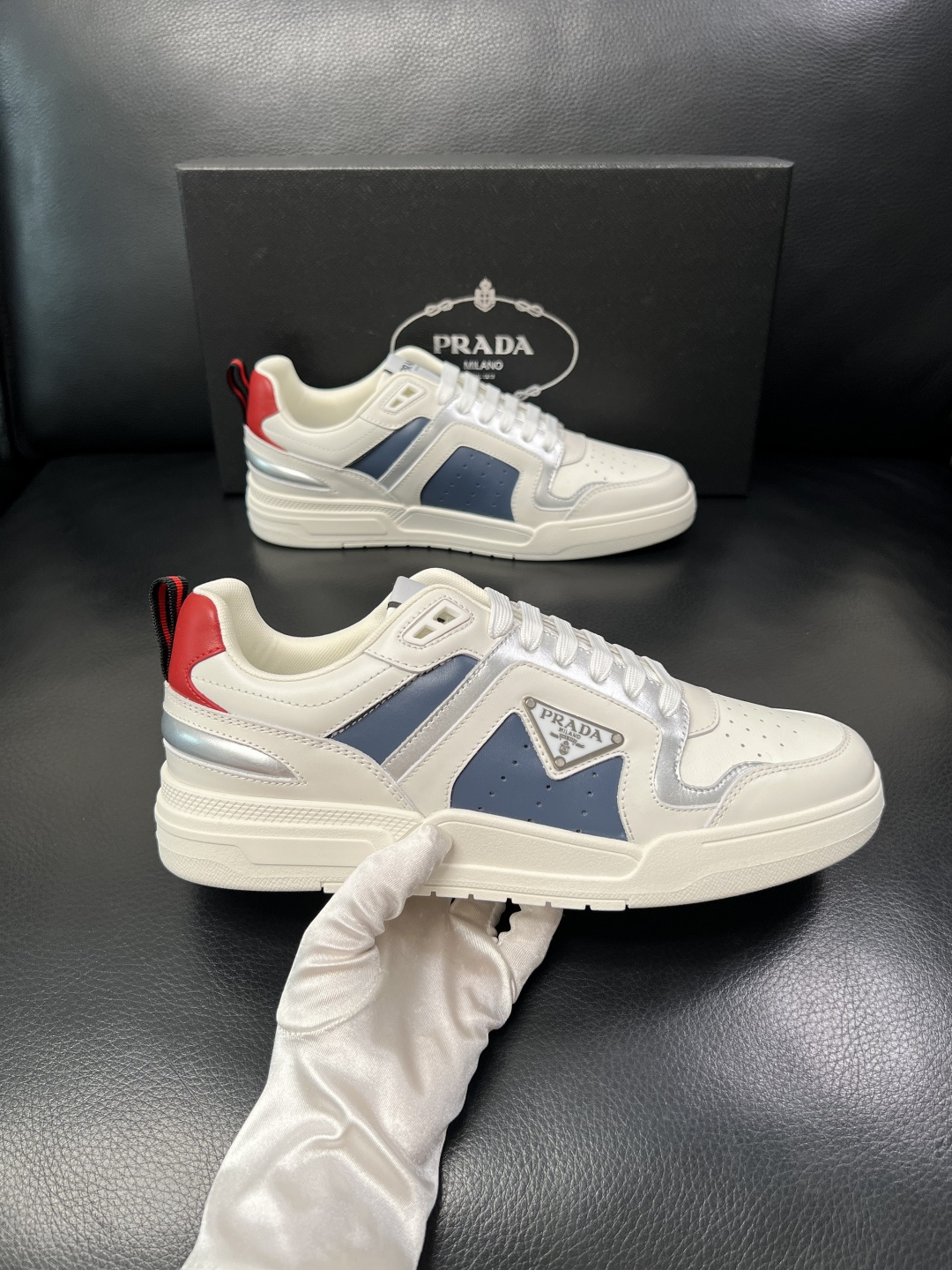 PRADA  高品质  顶级工艺品 普拉达 专柜同步 原厂配置，意大利进口原版牛皮，透气舒适进口水染牛里