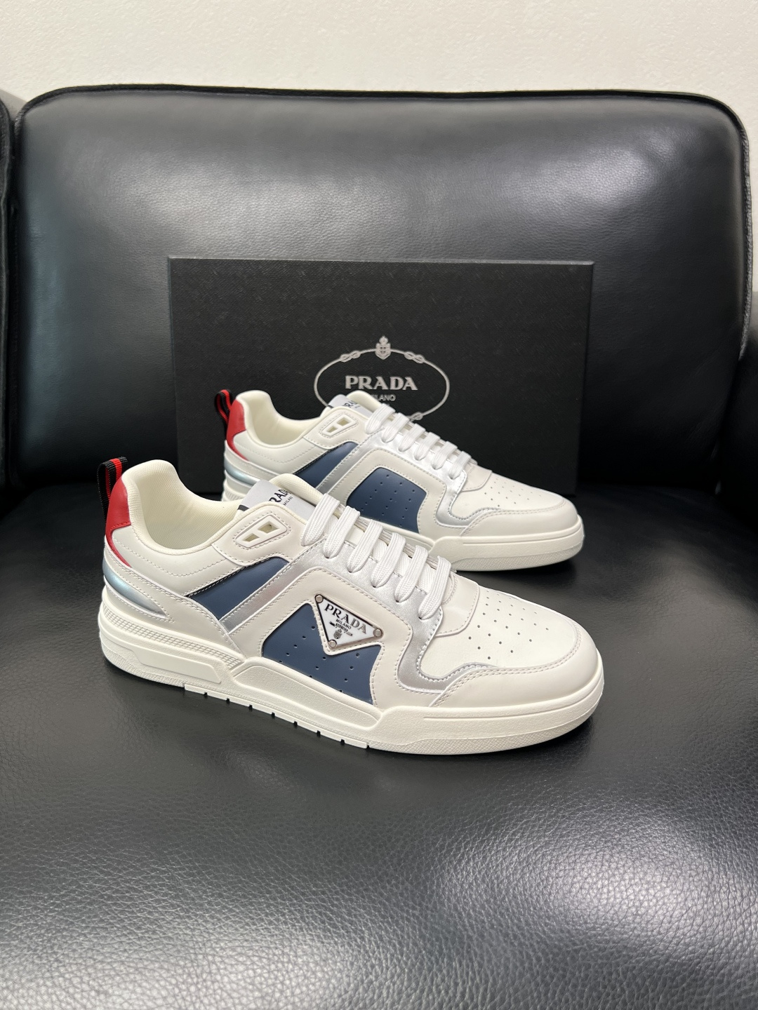 PRADA  高品质  顶级工艺品 普拉达 专柜同步 原厂配置，意大利进口原版牛皮，透气舒适进口水染牛里