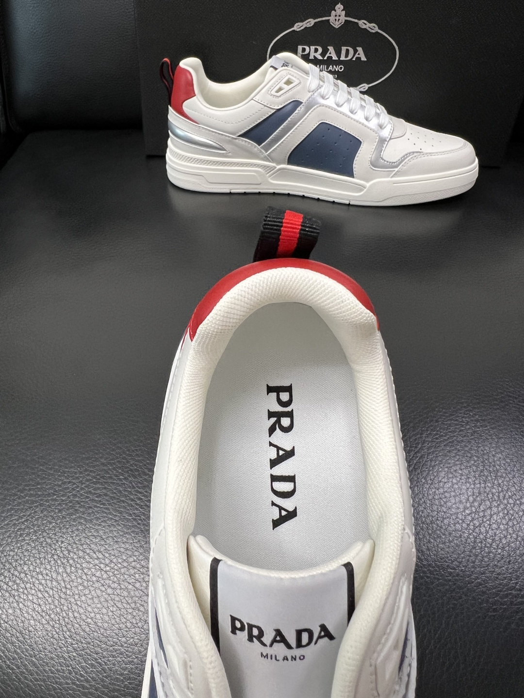 PRADA  高品质  顶级工艺品 普拉达 专柜同步 原厂配置，意大利进口原版牛皮，透气舒适进口水染牛里
