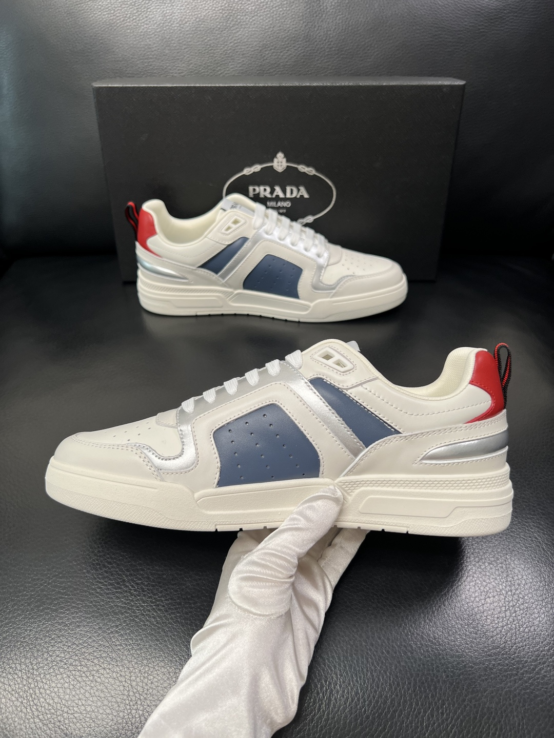 PRADA  高品质  顶级工艺品 普拉达 专柜同步 原厂配置，意大利进口原版牛皮，透气舒适进口水染牛里