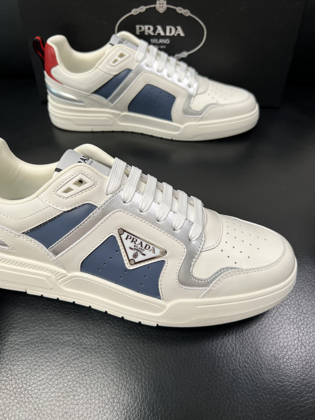 PRADA  高品质  顶级工艺品 普拉达 专柜同步 原厂配置，意大利进口原版牛皮，透气舒适进口水染牛里