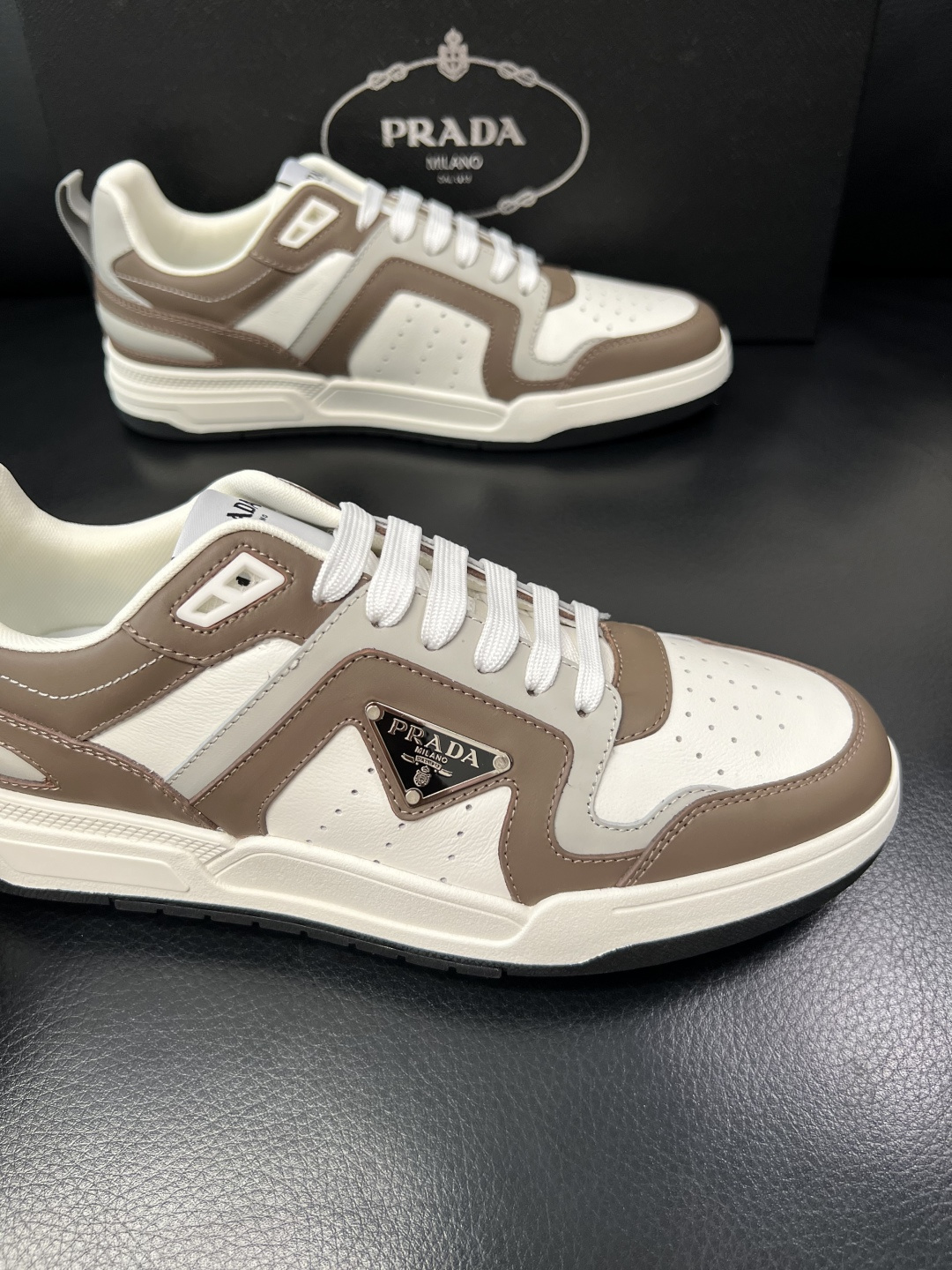 PRADA  高品质  顶级工艺品 普拉达 专柜同步 原厂配置，意大利进口原版牛皮，透气舒适进口水染牛里