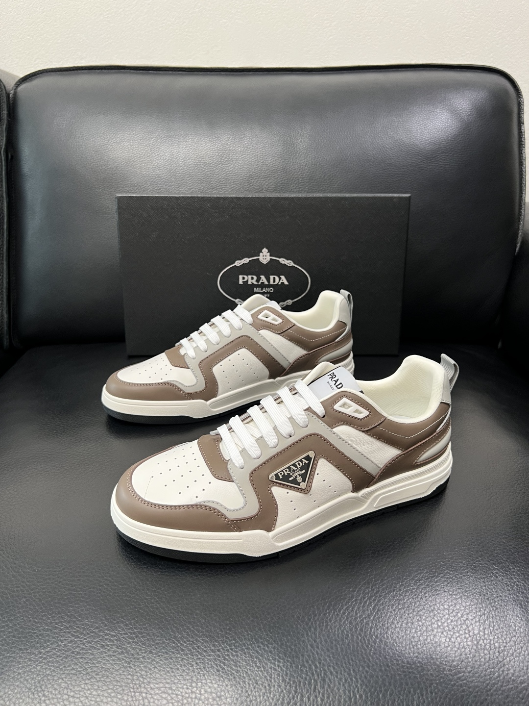 PRADA  高品质  顶级工艺品 普拉达 专柜同步 原厂配置，意大利进口原版牛皮，透气舒适进口水染牛里