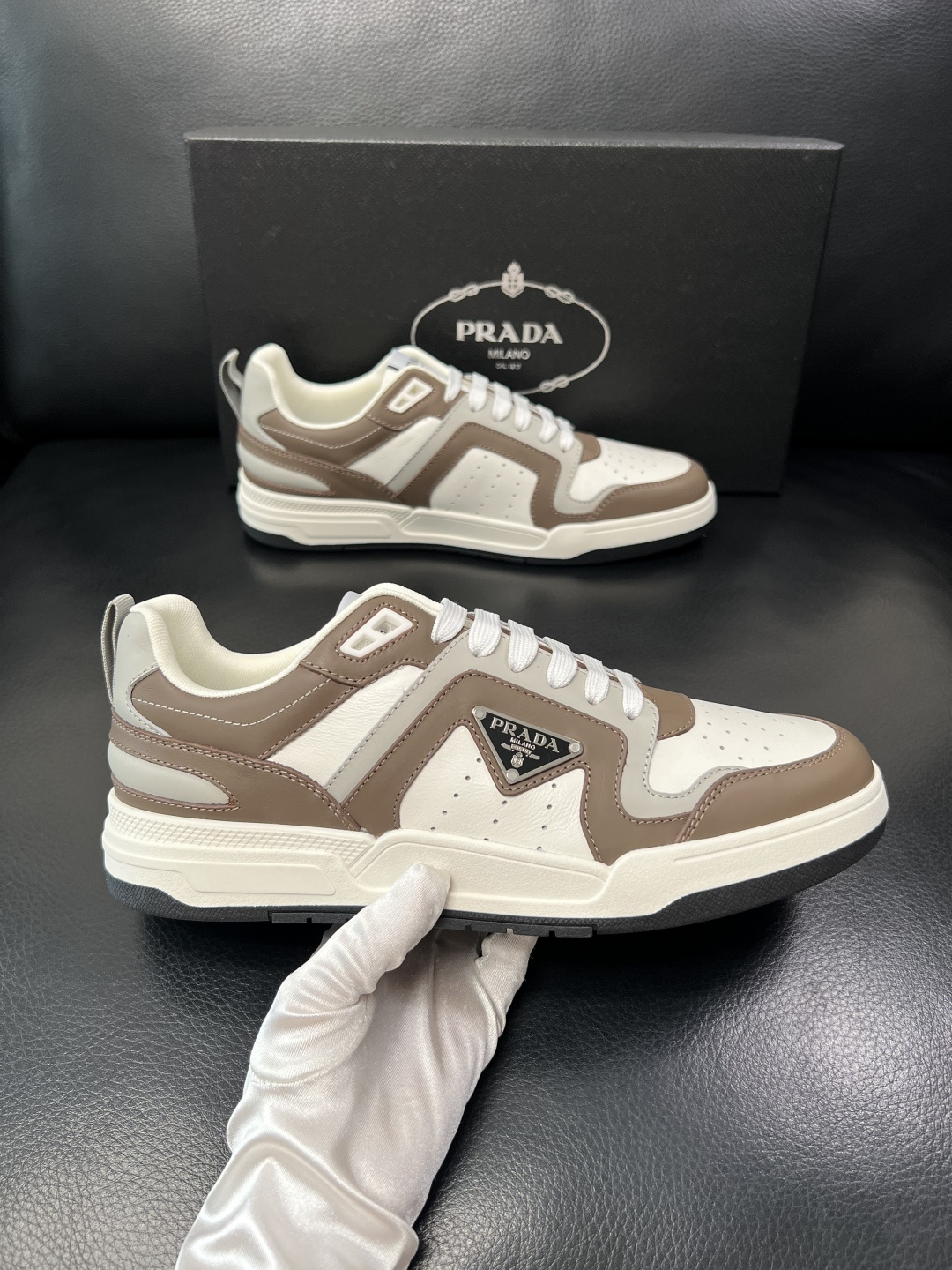 PRADA  高品质  顶级工艺品 普拉达 专柜同步 原厂配置，意大利进口原版牛皮，透气舒适进口水染牛里