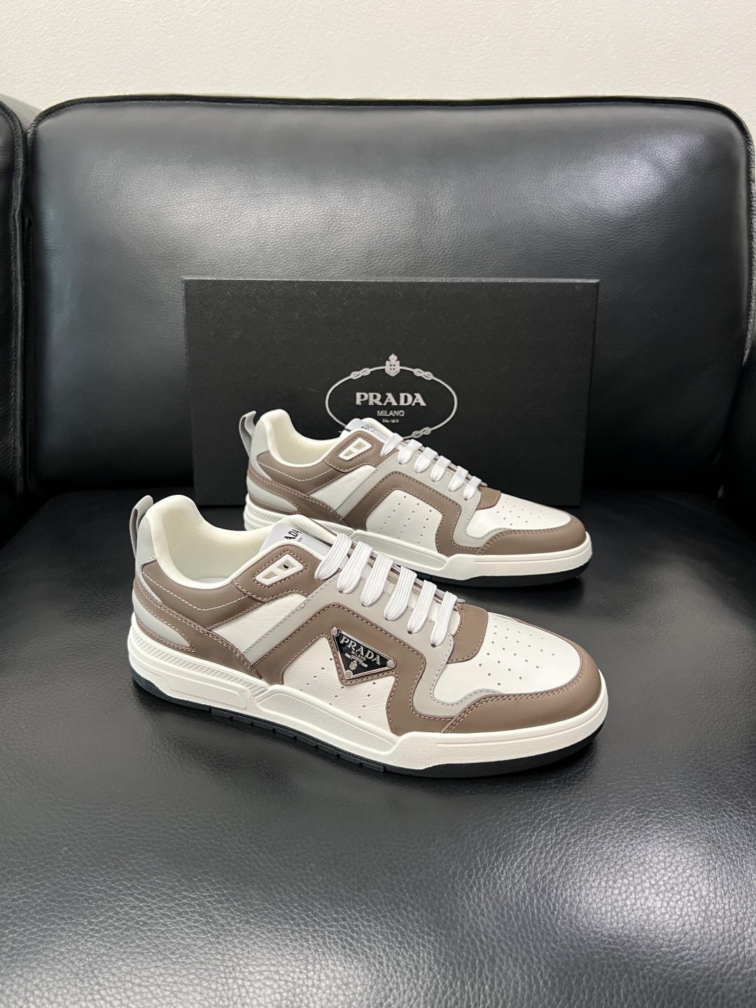 PRADA  高品质  顶级工艺品 普拉达 专柜同步 原厂配置，意大利进口原版牛皮，透气舒适进口水染牛里