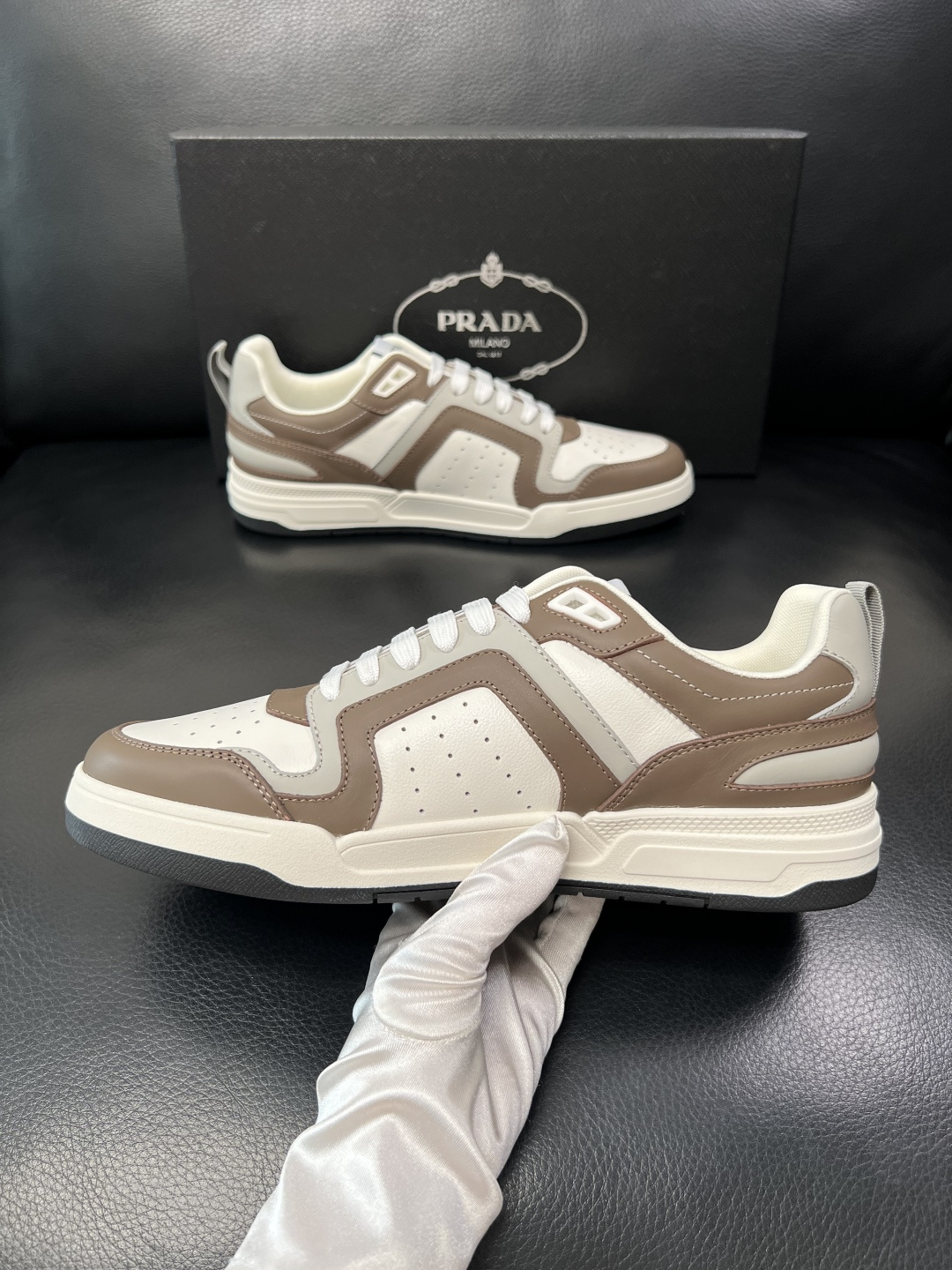 PRADA  高品质  顶级工艺品 普拉达 专柜同步 原厂配置，意大利进口原版牛皮，透气舒适进口水染牛里