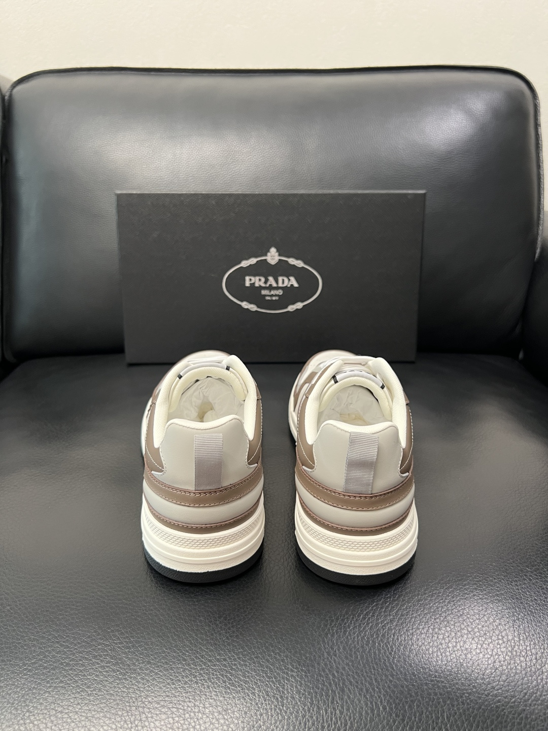 PRADA  高品质  顶级工艺品 普拉达 专柜同步 原厂配置，意大利进口原版牛皮，透气舒适进口水染牛里