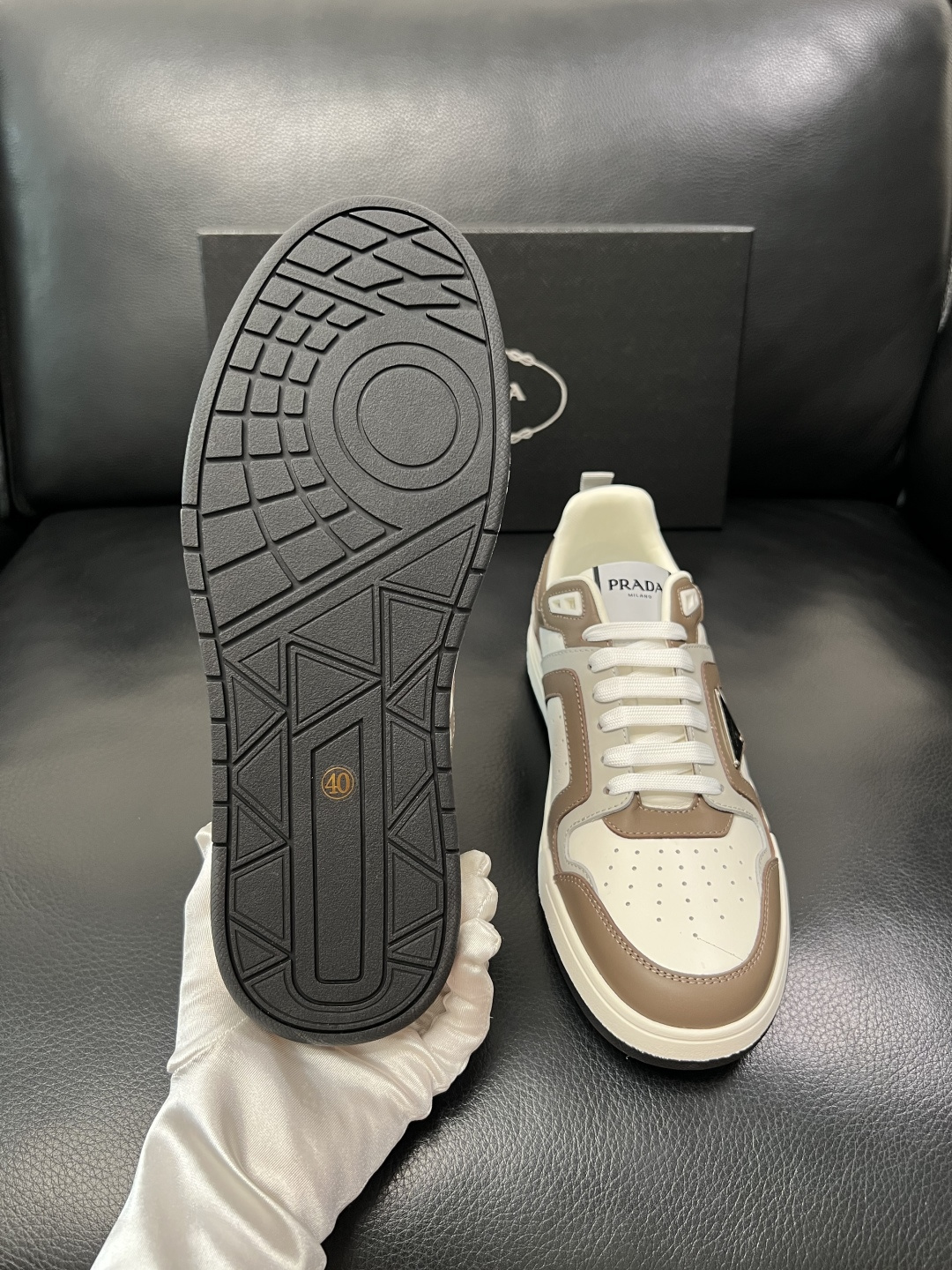 PRADA  高品质  顶级工艺品 普拉达 专柜同步 原厂配置，意大利进口原版牛皮，透气舒适进口水染牛里