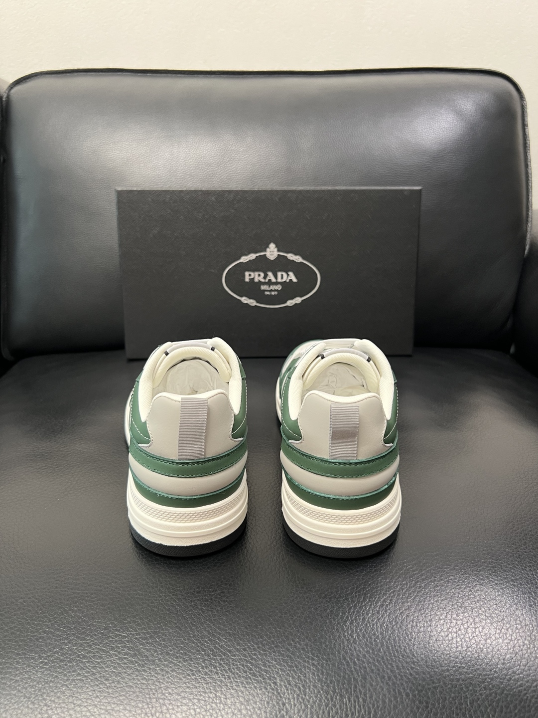 PRADA  高品质  顶级工艺品 普拉达 专柜同步 原厂配置，意大利进口原版牛皮，透气舒适进口水染牛里