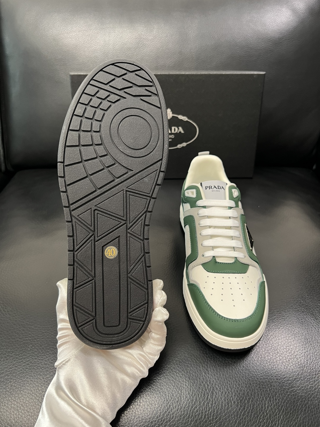 PRADA  高品质  顶级工艺品 普拉达 专柜同步 原厂配置，意大利进口原版牛皮，透气舒适进口水染牛里