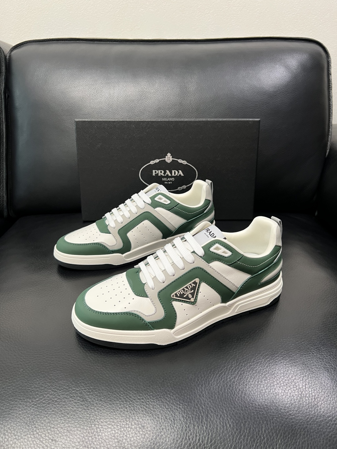 PRADA  高品质  顶级工艺品 普拉达 专柜同步 原厂配置，意大利进口原版牛皮，透气舒适进口水染牛里