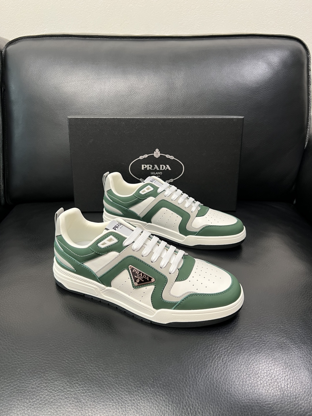 PRADA  高品质  顶级工艺品 普拉达 专柜同步 原厂配置，意大利进口原版牛皮，透气舒适进口水染牛里