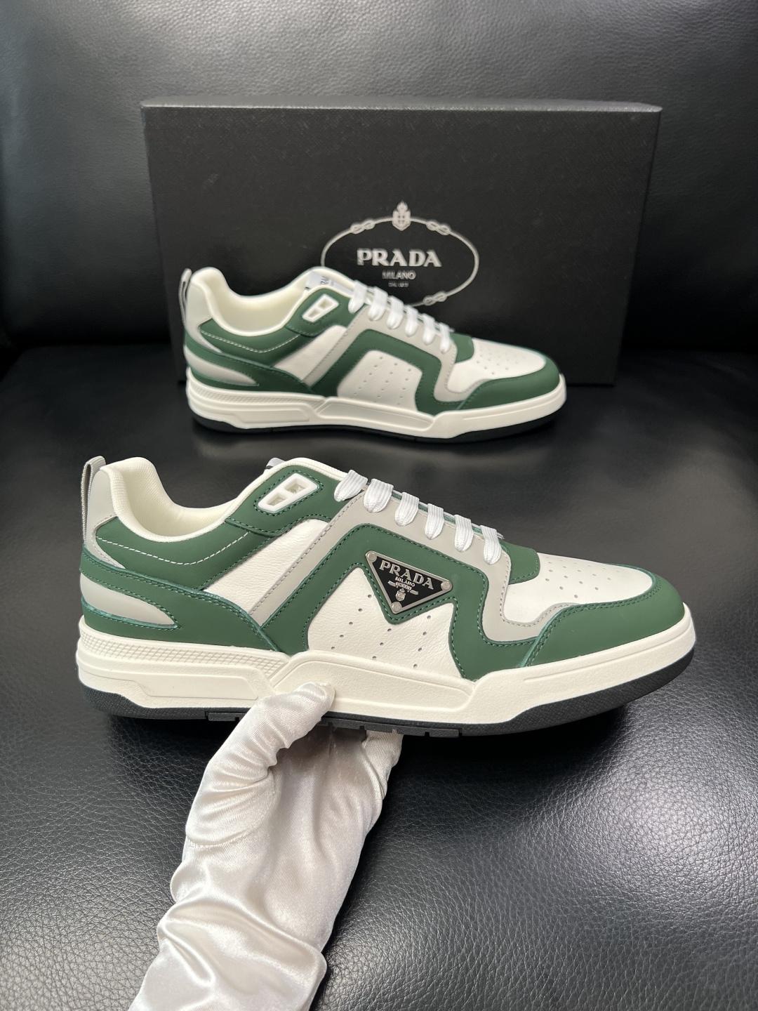 PRADA  高品质  顶级工艺品 普拉达 专柜同步 原厂配置，意大利进口原版牛皮，透气舒适进口水染牛里