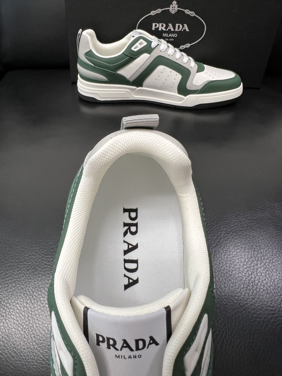 PRADA  高品质  顶级工艺品 普拉达 专柜同步 原厂配置，意大利进口原版牛皮，透气舒适进口水染牛里