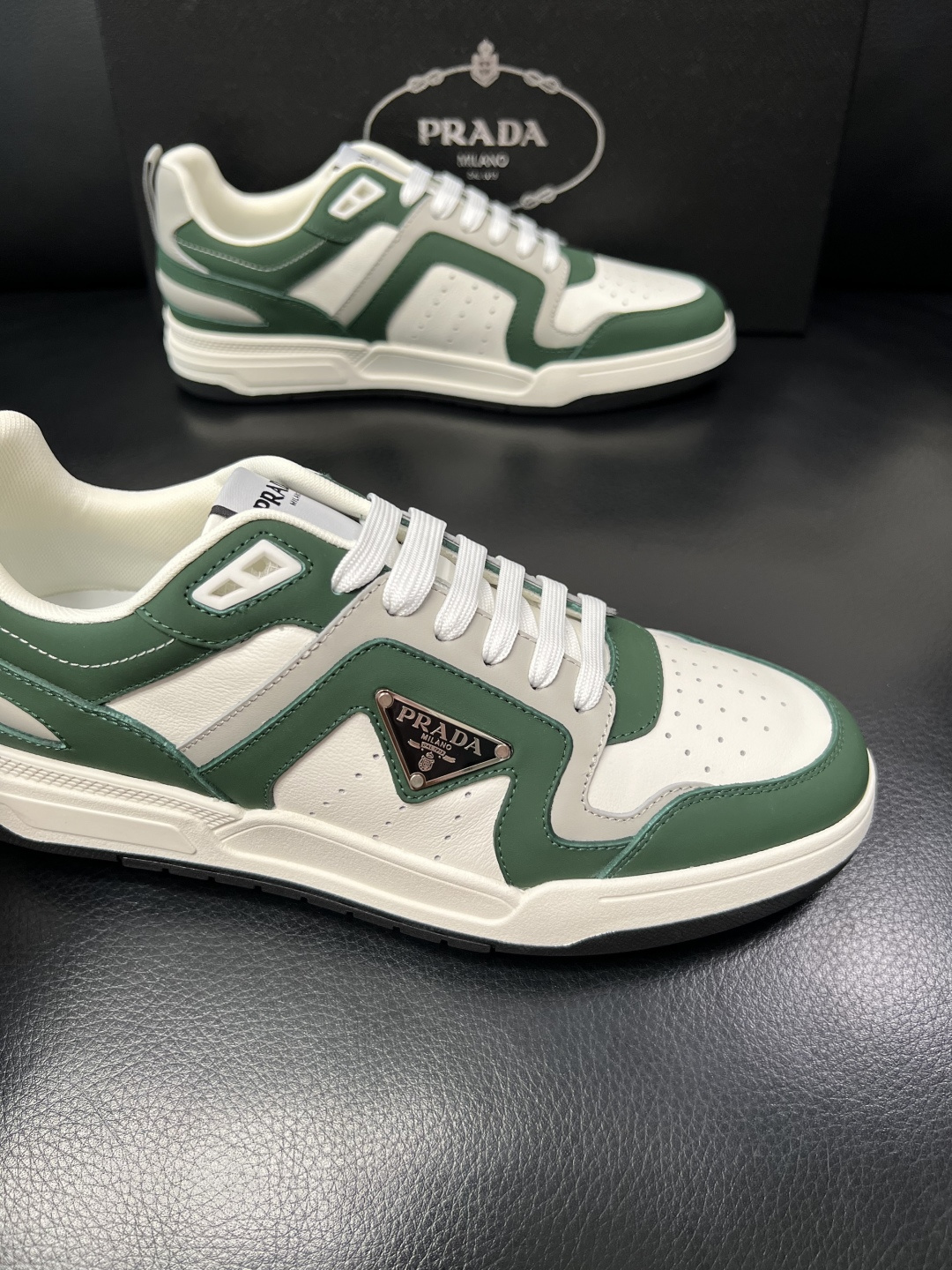 PRADA  高品质  顶级工艺品 普拉达 专柜同步 原厂配置，意大利进口原版牛皮，透气舒适进口水染牛里