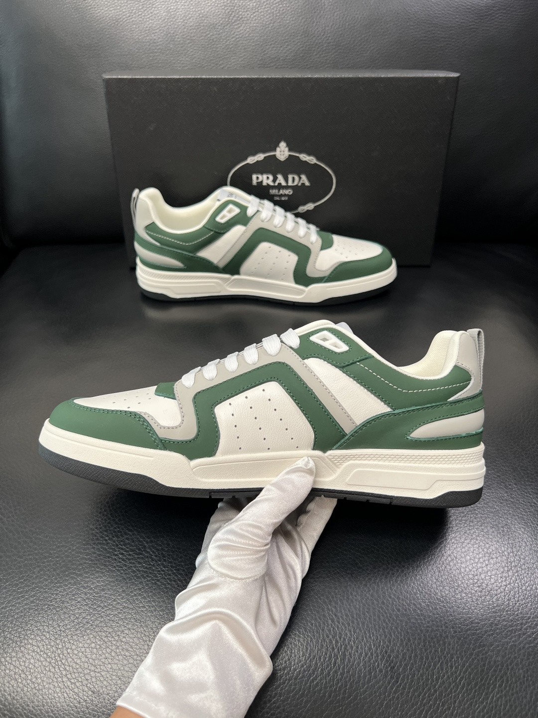 PRADA  高品质  顶级工艺品 普拉达 专柜同步 原厂配置，意大利进口原版牛皮，透气舒适进口水染牛里