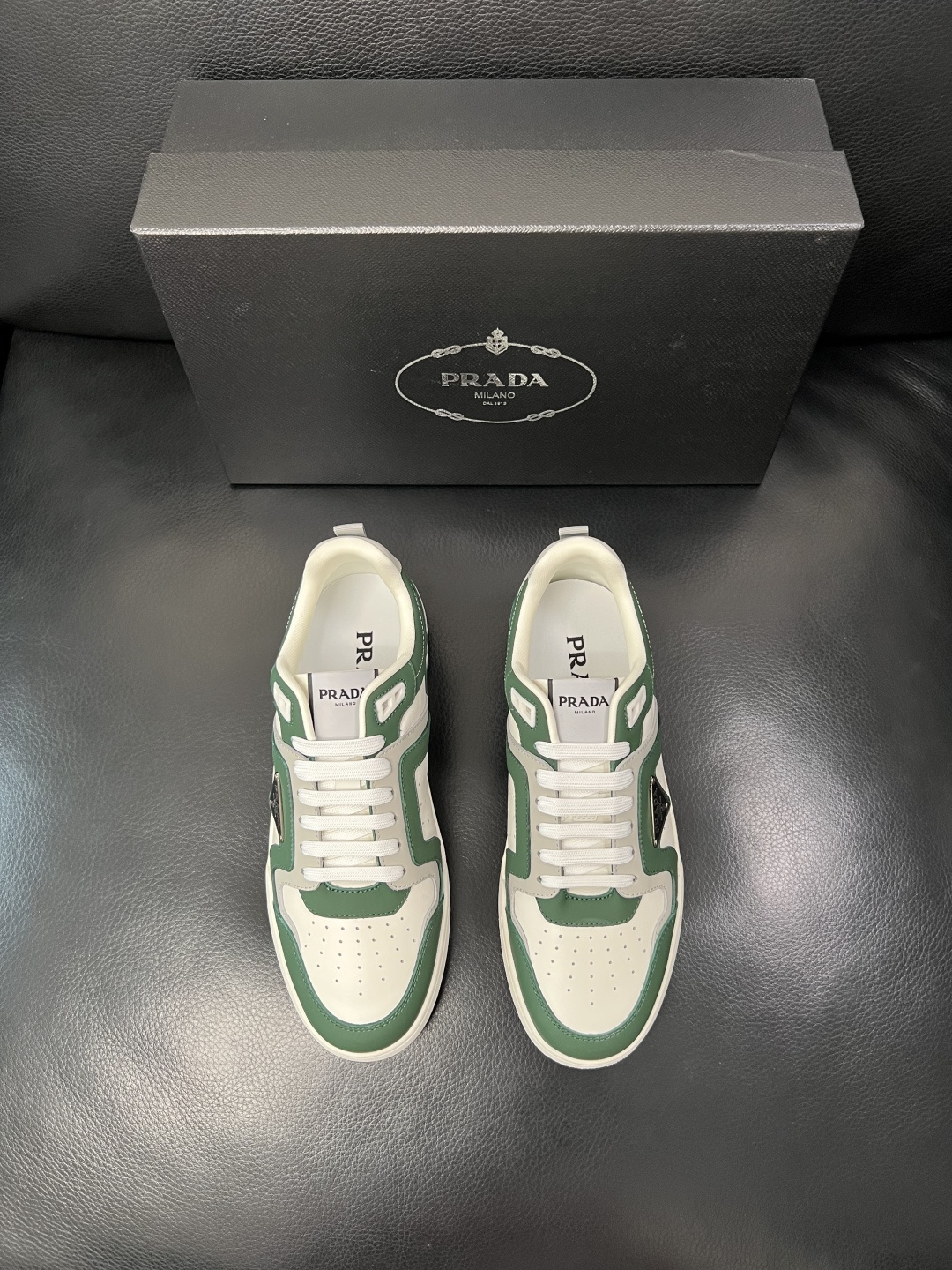 PRADA  高品质  顶级工艺品 普拉达 专柜同步 原厂配置，意大利进口原版牛皮，透气舒适进口水染牛里