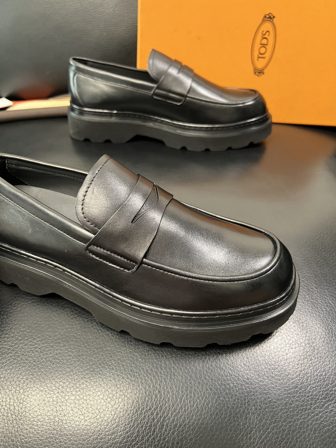 Tods  高品质  顶级工艺品  托德斯  皮鞋专柜新款，原厂配置意大利进口牛皮面料，高品质复杂拼接工