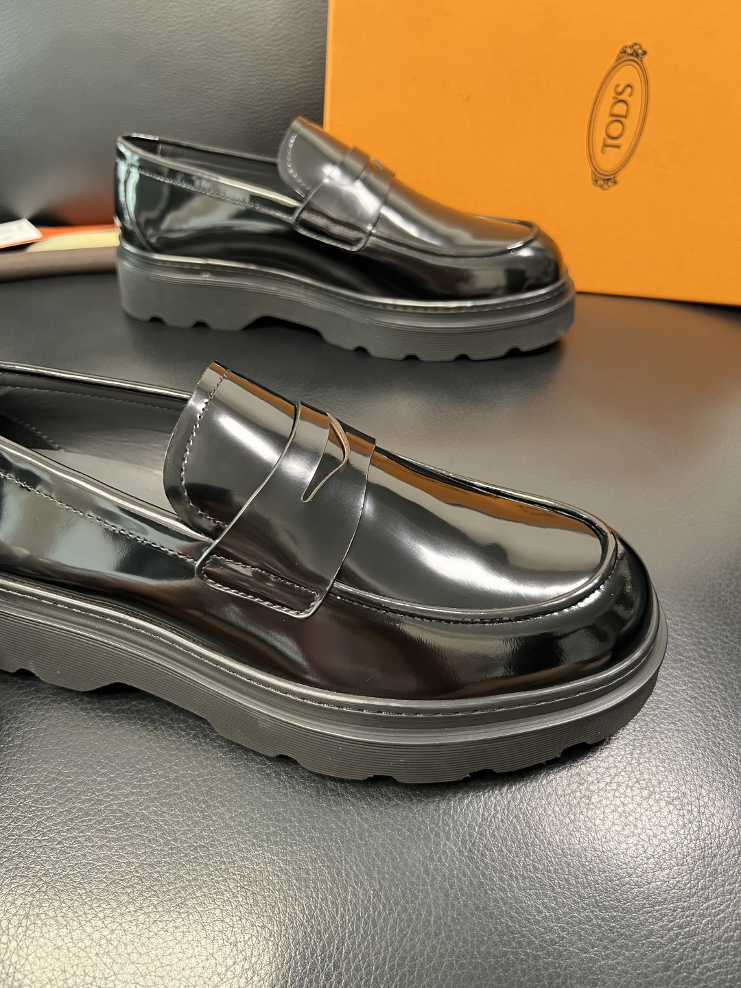 Tods  高品质  顶级工艺品  托德斯  皮鞋专柜新款，原厂配置意大利进口牛皮面料，高品质复杂拼接工