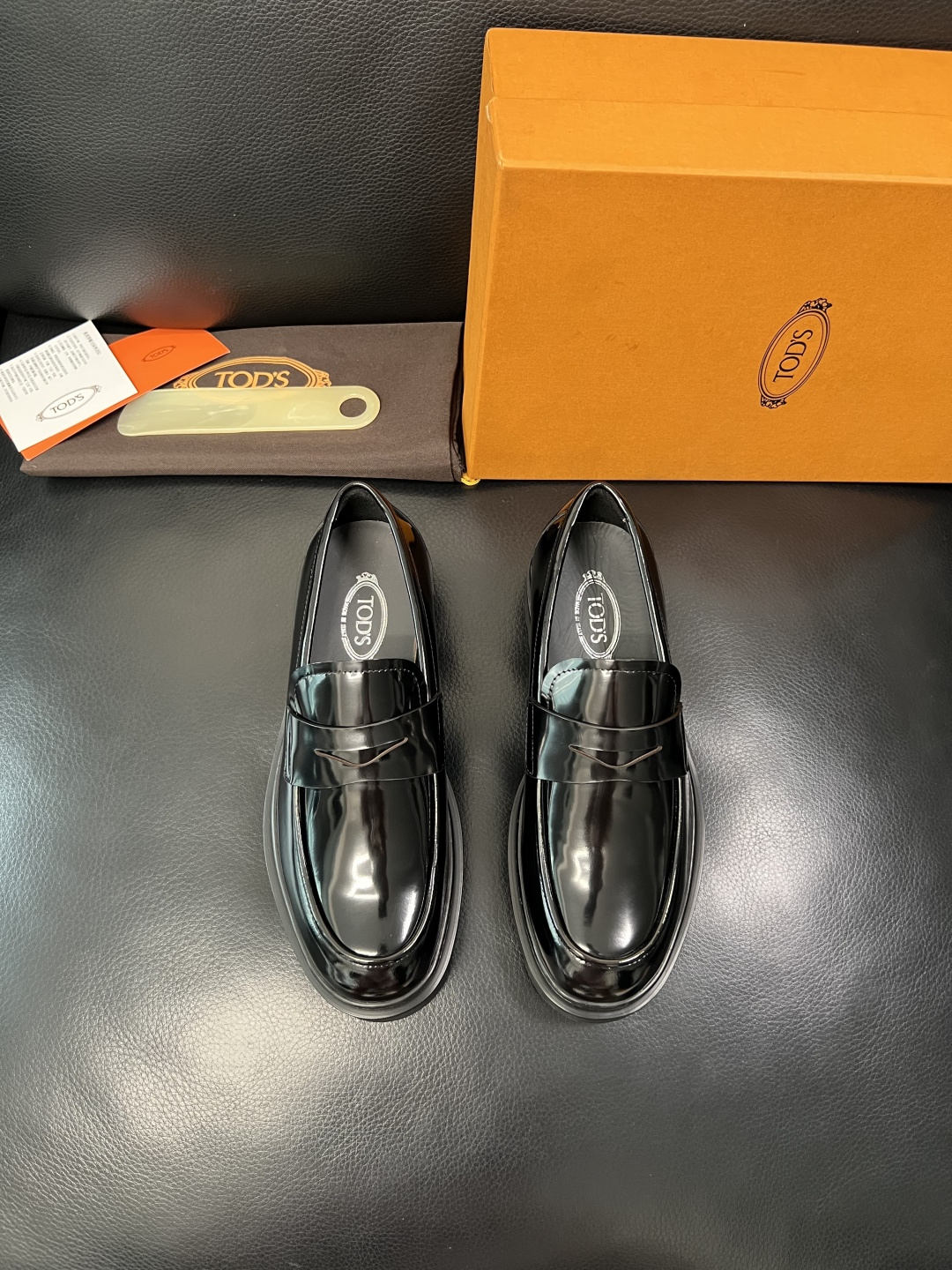 Tods  高品质  顶级工艺品  托德斯  皮鞋专柜新款，原厂配置意大利进口牛皮面料，高品质复杂拼接工
