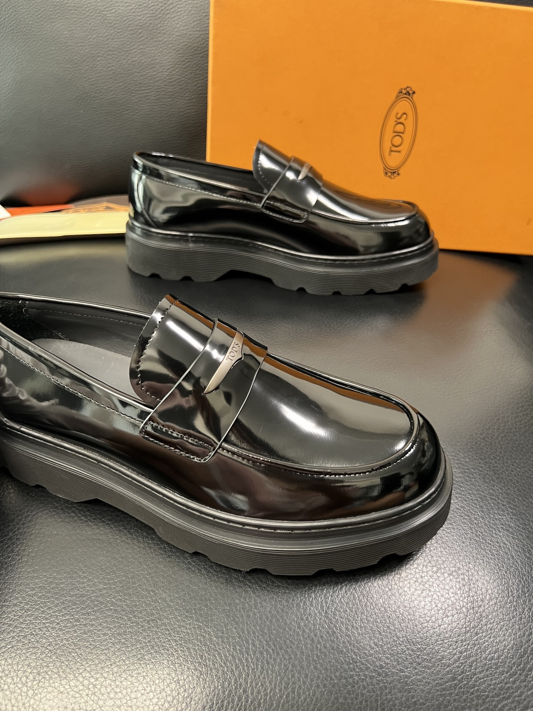 Tods  高品质  顶级工艺品  托德斯  皮鞋专柜新款，原厂配置意大利进口牛皮面料，高品质复杂拼接工