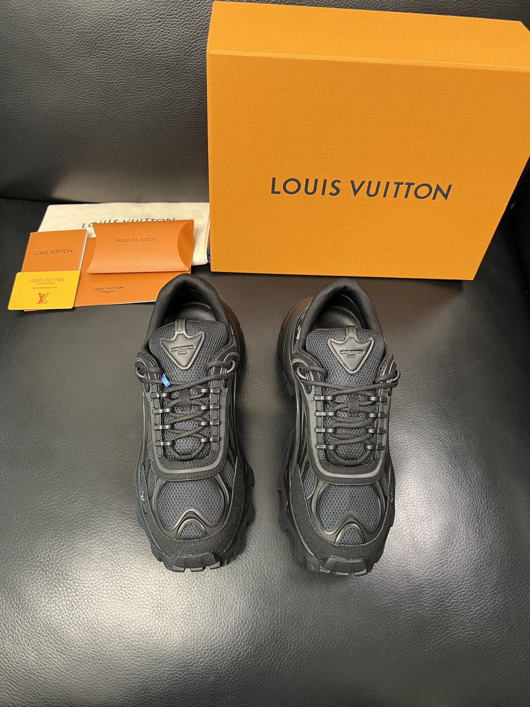 Lv  高品质  顶级工艺品  路易威登，运动板鞋专柜同步，鞋面意大利进口飞织面料，高品质拼接缤纷色彩复