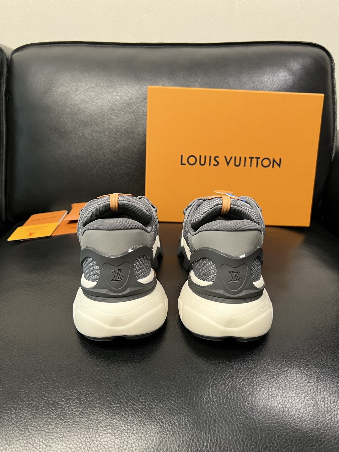 Lv  高品质  顶级工艺品  路易威登，运动板鞋专柜同步，鞋面意大利进口飞织面料，高品质拼接缤纷色彩复