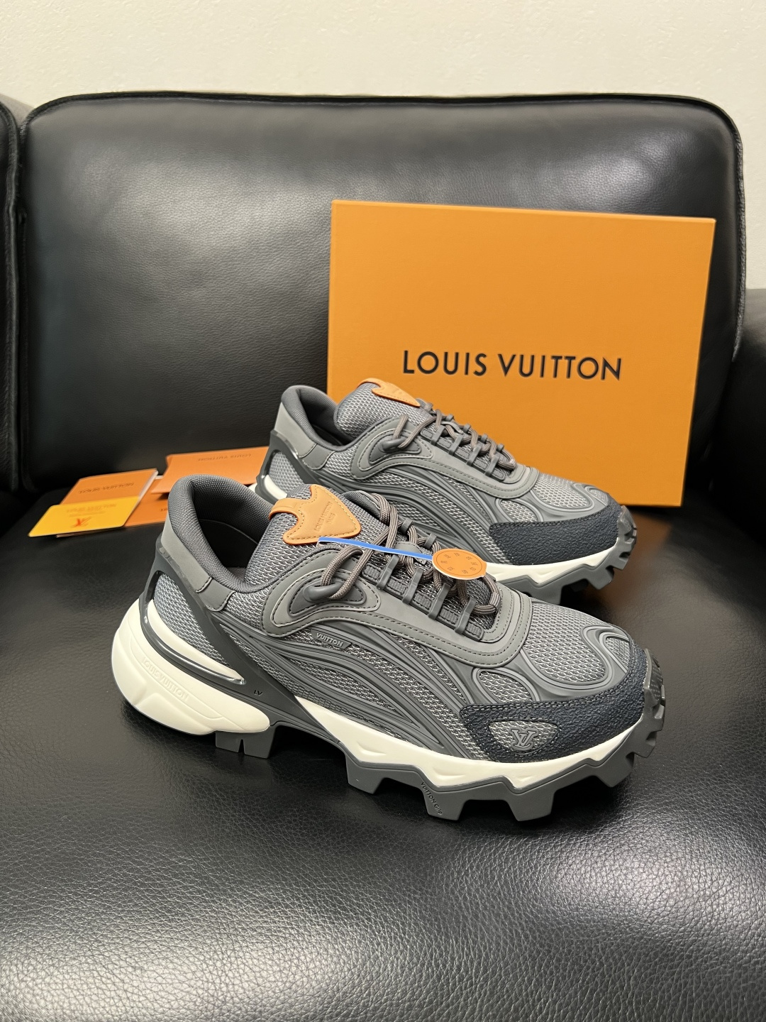 Lv  高品质  顶级工艺品  路易威登，运动板鞋专柜同步，鞋面意大利进口飞织面料，高品质拼接缤纷色彩复