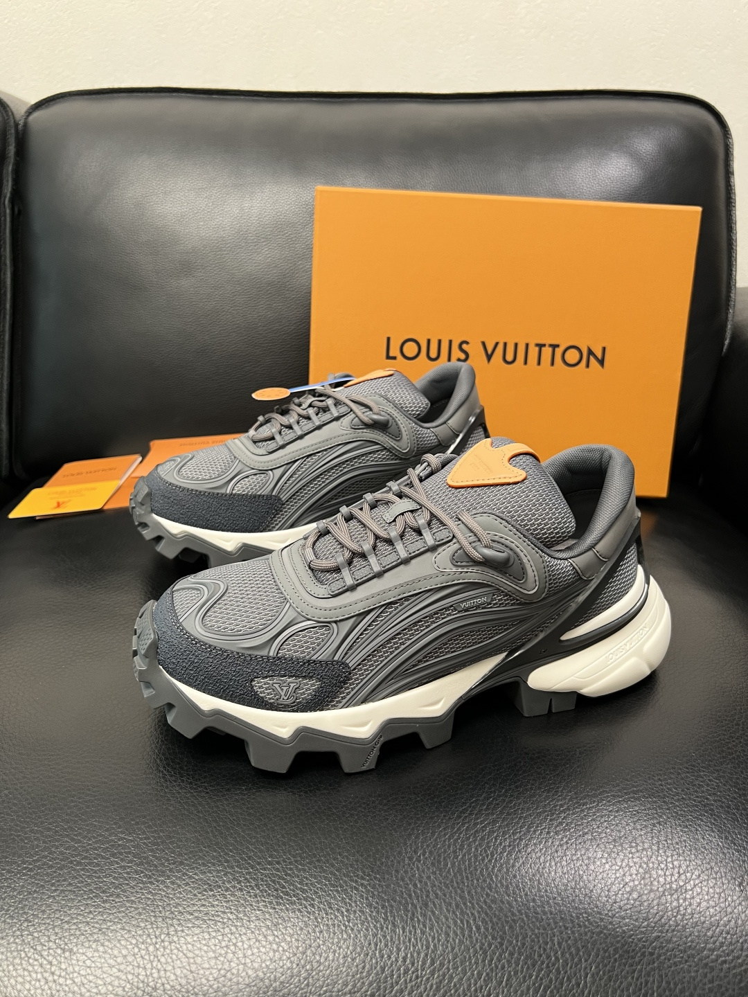 Lv  高品质  顶级工艺品  路易威登，运动板鞋专柜同步，鞋面意大利进口飞织面料，高品质拼接缤纷色彩复