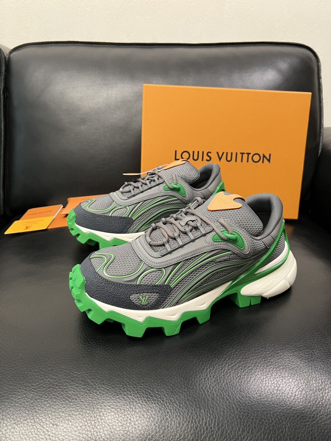 Lv  高品质  顶级工艺品  路易威登，运动板鞋专柜同步，鞋面意大利进口飞织面料，高品质拼接缤纷色彩复