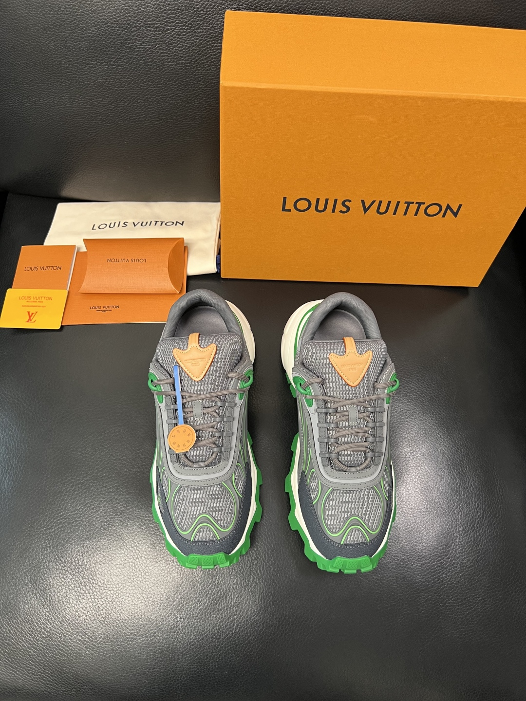 Lv  高品质  顶级工艺品  路易威登，运动板鞋专柜同步，鞋面意大利进口飞织面料，高品质拼接缤纷色彩复
