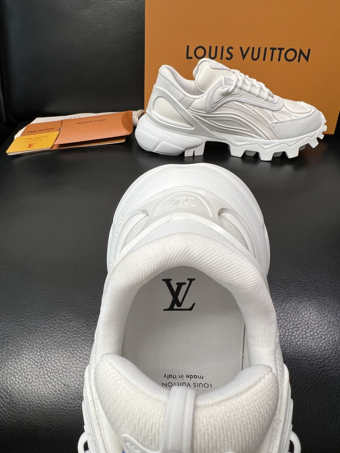 Lv  高品质  顶级工艺品  路易威登，运动板鞋专柜同步，鞋面意大利进口飞织面料，高品质拼接缤纷色彩复