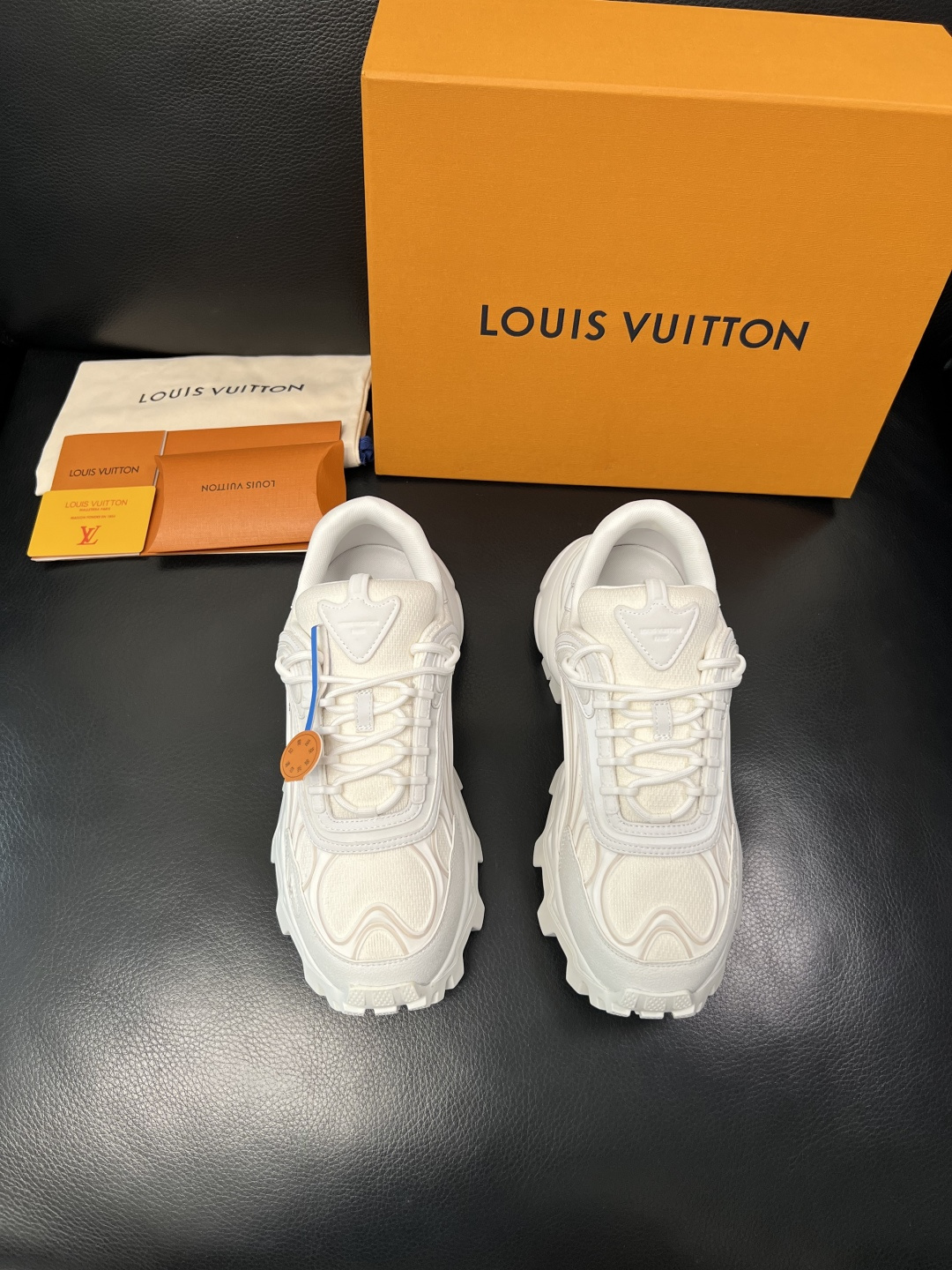 Lv  高品质  顶级工艺品  路易威登，运动板鞋专柜同步，鞋面意大利进口飞织面料，高品质拼接缤纷色彩复