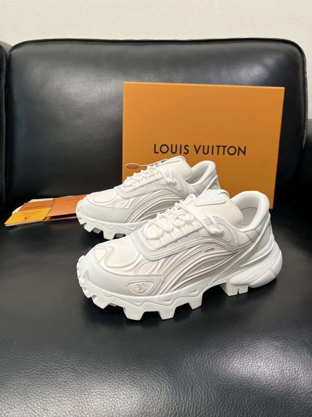 Lv  高品质  顶级工艺品  路易威登，运动板鞋专柜同步，鞋面意大利进口飞织面料，高品质拼接缤纷色彩复